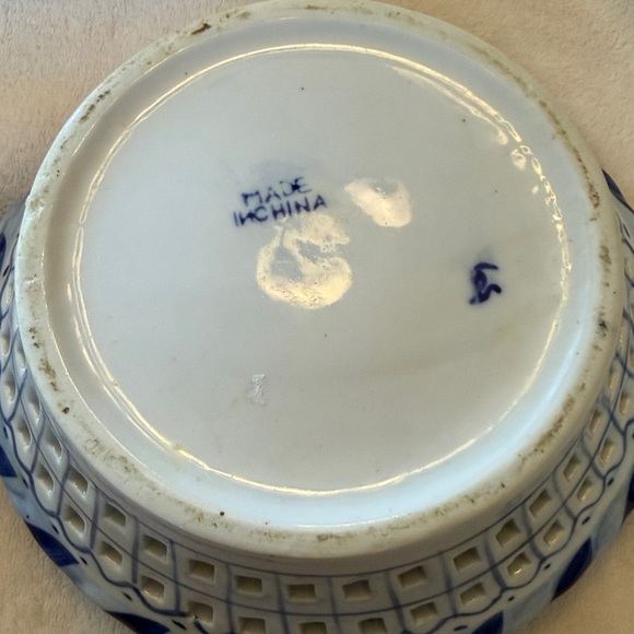 Vtg Blue White Harvest Basket Fruit Pattern Reticulated Bowl Twisted Handles 8" - Picture 5 of 6